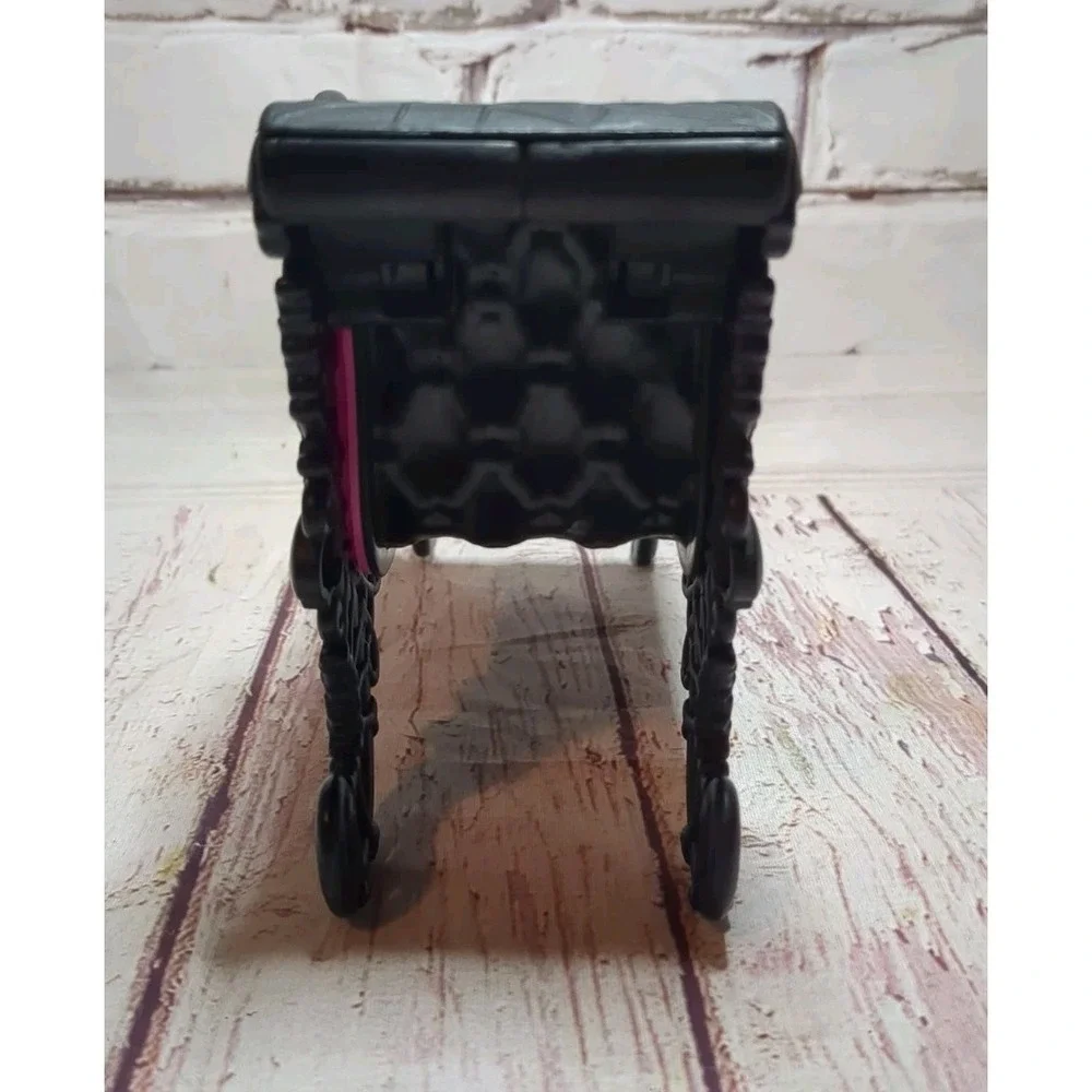 Monster High Freaky Fusion Doll Furniture_Catacombs Pink/Black Chaise Lounge